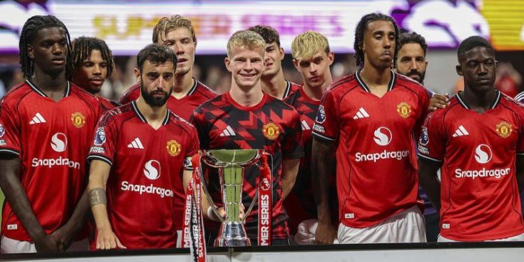 Pemain Manchester United berpose bersama trofi Premier League Summer Series usai melawan Everton. (c) AP Photo/Colin Hubbard