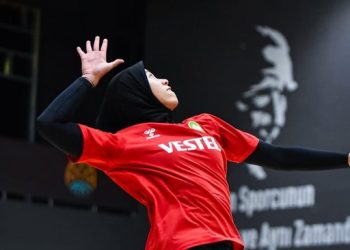 Megawati Hangestri Pertiwi pamer aksi jump serve dan smes dalam latihan perdana bersama Manisa BBSK. (Dok. @manisabbsk)