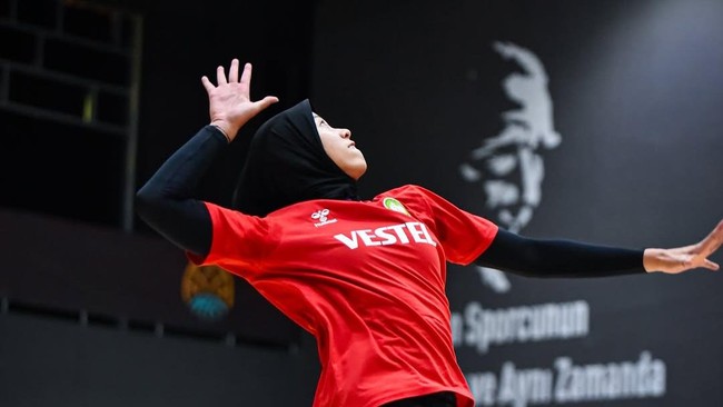 Megawati Hangestri Pertiwi pamer aksi jump serve dan smes dalam latihan perdana bersama Manisa BBSK. (Dok. @manisabbsk)