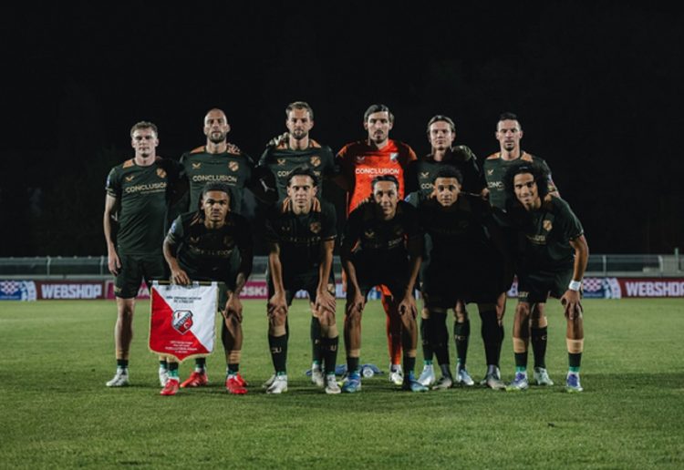 Miliano Jonathans (ketiga dari kanan bawah) pilih Timnas Indonesia ketimbang Timnas Belanda U-21. (Foto: Instagram/@fc_utrecht)