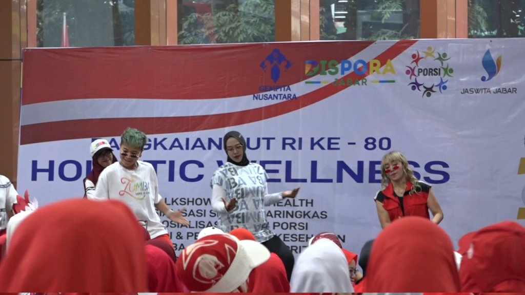 Dalam rangka memperingati Hari Ulang Tahun ke-80 Kemerdekaan Republik Indonesia, komunitas pecinta senam di Kota Bandung menggelar kegiatan Holistic Wellness di Istana BEC Kota Bandung, Sabtu (16/8/25)