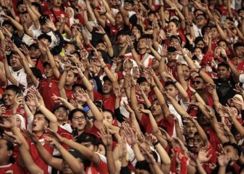 Suporter Timnas Indonesia selalu menyanyikan lagu nasional setiap pertandingan. (AFP/YASUYOSHI CHIBA)
