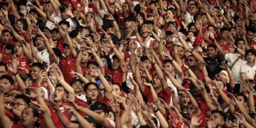 Suporter Timnas Indonesia selalu menyanyikan lagu nasional setiap pertandingan. (AFP/YASUYOSHI CHIBA)