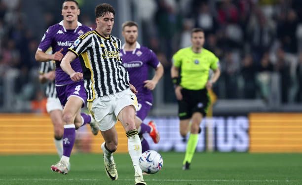Dusan Vlahovic dari Juventus Fc mengontrol bola pada pertandingan Serie A TIM antara Juventus dan ACF Fiorentina pada 7 April 2024 di Turin, Italia. (Foto: Getty Images)