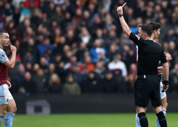 Wasit Chris Kavanagh memberi kartu merah langsung kepada kapten tim Aston Villa, John McGinn akibat pelanggaran keras terhadap bek Tottenham Hotspur, Destiny Udogie pada laga pekan ke-28 Premier League 2023/2024 di Villa Park, Birmingham, Minggu (10/3/2024). (AFP/Darren Staples)