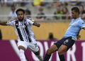 Weston McKennie (Juventus) dan Rodri (Manchester City) berebut bola dalam laga Club World Cup Grup G antara Juventus dan Manchester City di Orlando, Florida, 26 Juni 2025. (AP Photo/Phelan Ebenhack)