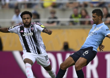 Weston McKennie (Juventus) dan Rodri (Manchester City) berebut bola dalam laga Club World Cup Grup G antara Juventus dan Manchester City di Orlando, Florida, 26 Juni 2025. (AP Photo/Phelan Ebenhack)