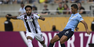 Weston McKennie (Juventus) dan Rodri (Manchester City) berebut bola dalam laga Club World Cup Grup G antara Juventus dan Manchester City di Orlando, Florida, 26 Juni 2025. (AP Photo/Phelan Ebenhack)