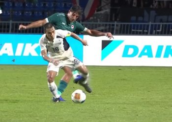Pelanggaran brutal Mohanad Ali terhadap Chanatip Songkrasin dalam laga Irak melawan Thailand di final Piala Raja, Minggu (7/9/2025). (YOUTUBE @CHANGSUEK)