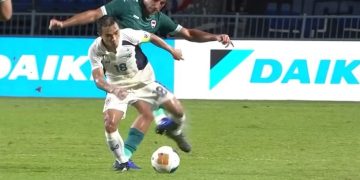 Pelanggaran brutal Mohanad Ali terhadap Chanatip Songkrasin dalam laga Irak melawan Thailand di final Piala Raja, Minggu (7/9/2025). (YOUTUBE @CHANGSUEK)