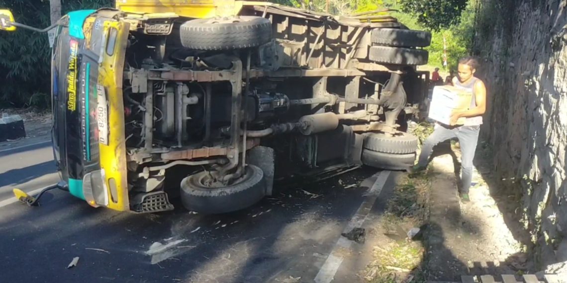 Truk bermuatan air mineral terguling di Lembang akibat rem blong. Sopir selamat, tapi jalan provinsi sempat macet parah. (Uby/pasjabar)