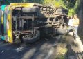 Truk bermuatan air mineral terguling di Lembang akibat rem blong. Sopir selamat, tapi jalan provinsi sempat macet parah. (Uby/pasjabar)