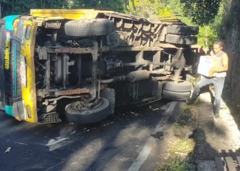 Truk bermuatan air mineral terguling di Lembang akibat rem blong. Sopir selamat, tapi jalan provinsi sempat macet parah. (Uby/pasjabar)