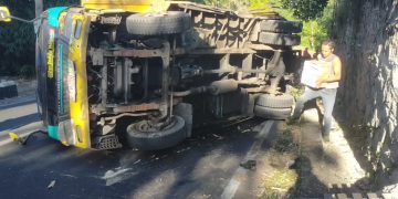 Truk bermuatan air mineral terguling di Lembang akibat rem blong. Sopir selamat, tapi jalan provinsi sempat macet parah. (Uby/pasjabar)