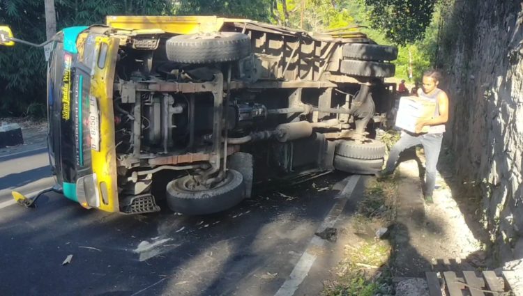 Truk bermuatan air mineral terguling di Lembang akibat rem blong. Sopir selamat, tapi jalan provinsi sempat macet parah. (Uby/pasjabar)