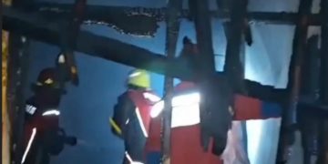 Kebakaran hebat terjadi di Cimahi, rumah permanen dua lantai ludes. Pelaku diduga anak pemilik rumah dalam kondisi mabuk. (Uby/pasjabar)