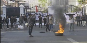 Ratusan mahasiswa HMI Jawa Barat demo di DPRD Jabar. Mereka menuntut Kapolri mundur, evaluasi DPR, reformasi Polri, dan hentikan kekerasan aparat. (Uby/pasjabar)