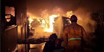 Gudang Kain hingga Logistik di Cimahi Hangus, Damkar Kewalahan Padamkan Api. (Uby/pasjabar)
