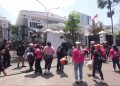 Emak-Emak Kampung Kota Lempar Sampah di Depan DPRD Jabar