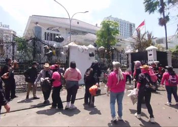 Emak-Emak Kampung Kota Lempar Sampah di Depan DPRD Jabar