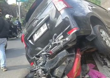 Kecelakaan maut terjadi di Jalan Raya Lembang. Minibus oleng tabrak 2 motor & warung, 1 pengendara tewas, 2 luka-luka. Polisi selidiki penyebabnya. (Uby/pasjabar)