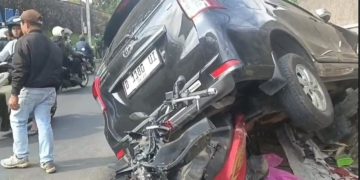 Kecelakaan maut terjadi di Jalan Raya Lembang. Minibus oleng tabrak 2 motor & warung, 1 pengendara tewas, 2 luka-luka. Polisi selidiki penyebabnya. (Uby/pasjabar)