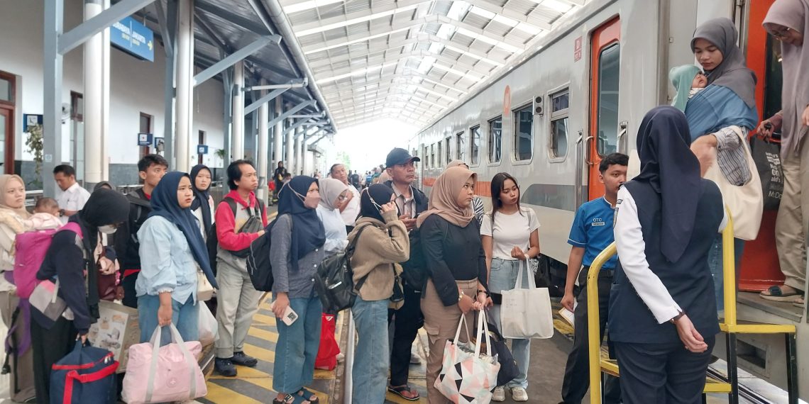 KAI Daop 2 Bandung mencatat lebih dari 119 ribu penumpang saat libur panjang Maulid Nabi. Stasiun Bandung dan Kiaracondong jadi yang tersibuk. (Uby/pasjabar)