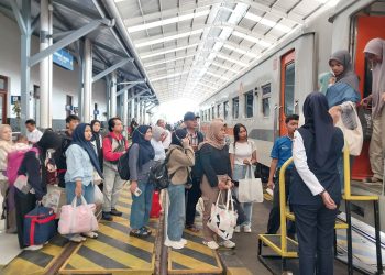 KAI Daop 2 Bandung mencatat lebih dari 119 ribu penumpang saat libur panjang Maulid Nabi. Stasiun Bandung dan Kiaracondong jadi yang tersibuk. (Uby/pasjabar)