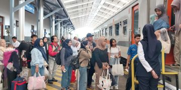 KAI Daop 2 Bandung mencatat lebih dari 119 ribu penumpang saat libur panjang Maulid Nabi. Stasiun Bandung dan Kiaracondong jadi yang tersibuk. (Uby/pasjabar)