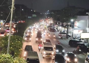 Ribuan kendaraan wisatawan memadati Jalan Pasteur Bandung pada Minggu malam. Data Jasa Marga mencatat lebih dari 33 ribu kendaraan masuk Tol Pasteur. (Uby/pasjabar)