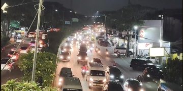 Ribuan kendaraan wisatawan memadati Jalan Pasteur Bandung pada Minggu malam. Data Jasa Marga mencatat lebih dari 33 ribu kendaraan masuk Tol Pasteur. (Uby/pasjabar)