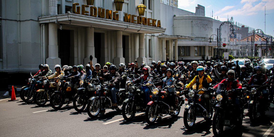 One Ride 2025 di Bandung meriah! Ratusan pengguna Royal Enfield touring, tebar benih ikan di Cikapundung, bagi helm, hingga bersihkan Patung Persib. (Uby/pasjabar)