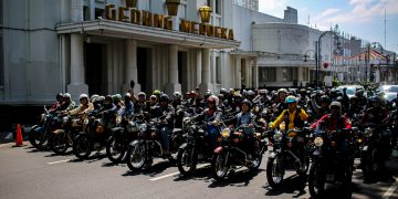 One Ride 2025 di Bandung meriah! Ratusan pengguna Royal Enfield touring, tebar benih ikan di Cikapundung, bagi helm, hingga bersihkan Patung Persib. (Uby/pasjabar)