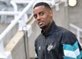 Penyerang Newcastle United, Alexander Isak, tiba untuk laga Liga Inggris antara Newcastle United dan Manchester United di St James' Park, Newcastle-upon-Tyne, Inggris timur laut, pada 13 April 2025.(AFP/ANDY BUCHANAN)