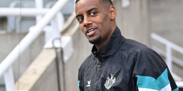 Penyerang Newcastle United, Alexander Isak, tiba untuk laga Liga Inggris antara Newcastle United dan Manchester United di St James' Park, Newcastle-upon-Tyne, Inggris timur laut, pada 13 April 2025.(AFP/ANDY BUCHANAN)