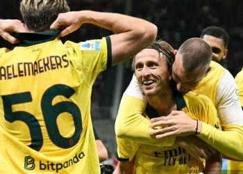 Luka Modric merayakan gol dengan rekan satu timnya dalam pertandingan sepak bola Serie A Liga Italia antara AC Milan vs Bologna di Stadion San Siro, di Milan, Italia utara, pada 14 September 2025. (Foto oleh Stefano RELLANDINI / AFP)(AFP/STEFANO RELLANDINI)