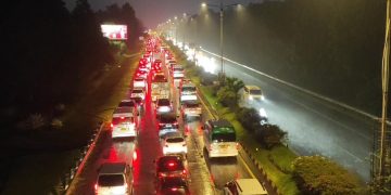 Libur panjang Maulid Nabi bikin Tol Pasteur Bandung macet parah. Lebih dari 30 ribu kendaraan wisatawan menyerbu Kota Kembang sejak Jumat malam. (Ave/pasjabar)