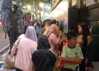 Ribuan wisatawan padati Jalan Asia Afrika Bandung saat libur Maulid Nabi. Kawasan ikonik jadi primadona, kemacetan panjang tak terhindarkan. (Ave/pasjabar)