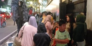 Ribuan wisatawan padati Jalan Asia Afrika Bandung saat libur Maulid Nabi. Kawasan ikonik jadi primadona, kemacetan panjang tak terhindarkan. (Ave/pasjabar)