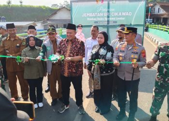 Jembatan Cikawao di Pacet resmi dibuka! Warga sambut gembira, akses ke Majalaya lebih cepat dan ekonomi daerah diprediksi ikut terdongkrak. (Ctx)