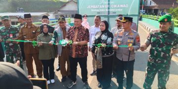 Jembatan Cikawao di Pacet resmi dibuka! Warga sambut gembira, akses ke Majalaya lebih cepat dan ekonomi daerah diprediksi ikut terdongkrak. (Ctx)