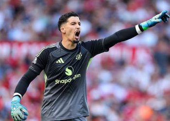 Altay Bayindir akan diturunkan di laga Man City vs Man United (Foto: Getty Images/Michael Regan)