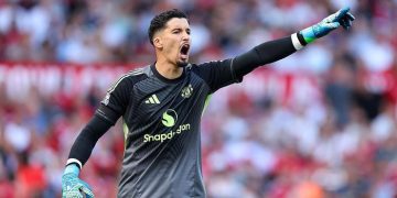 Altay Bayindir akan diturunkan di laga Man City vs Man United (Foto: Getty Images/Michael Regan)