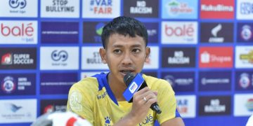 Beckham Putra kembali jadi kapten Persib vs Persita. Bojan Hodak jelaskan alasan Marc Klok dicadangkan dan rotasi skuad untuk laga penting ini. (Foto: Official Persib)