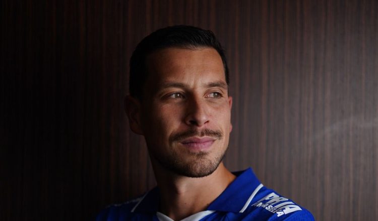 Thom Haye siap tampil starter lawan Persita! Persib incar tiga poin di Bali, Bobotoh tunggu aksi magis ‘The Professor’ di lini tengah. (Foto: Official Persib)