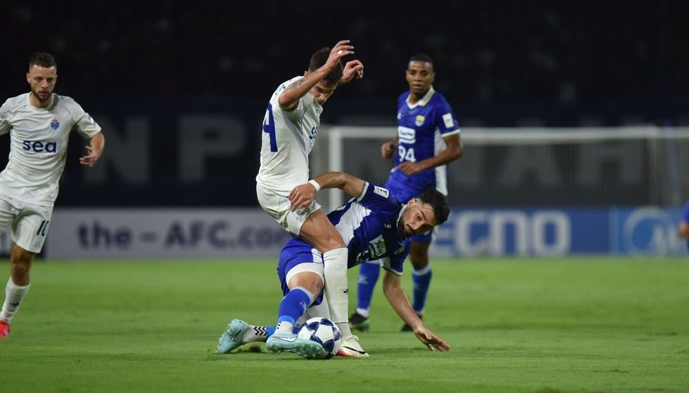Persib Bandung gagal menang di laga perdana ACL 2. Gol Saddil Ramdani disamakan Lion City Sailors lewat gol menit 90+2. Skor akhir 1-1. (Foto: Official Persib)