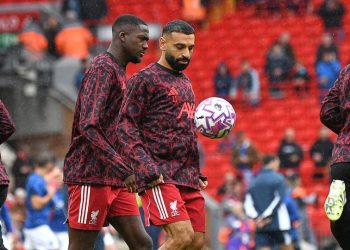 Bintang Liverpool, Mohamed Salah pemanasan jelang laga melawan Everton di Anfield, 20 September 2025. (c) AP Photo/Rui Vieira