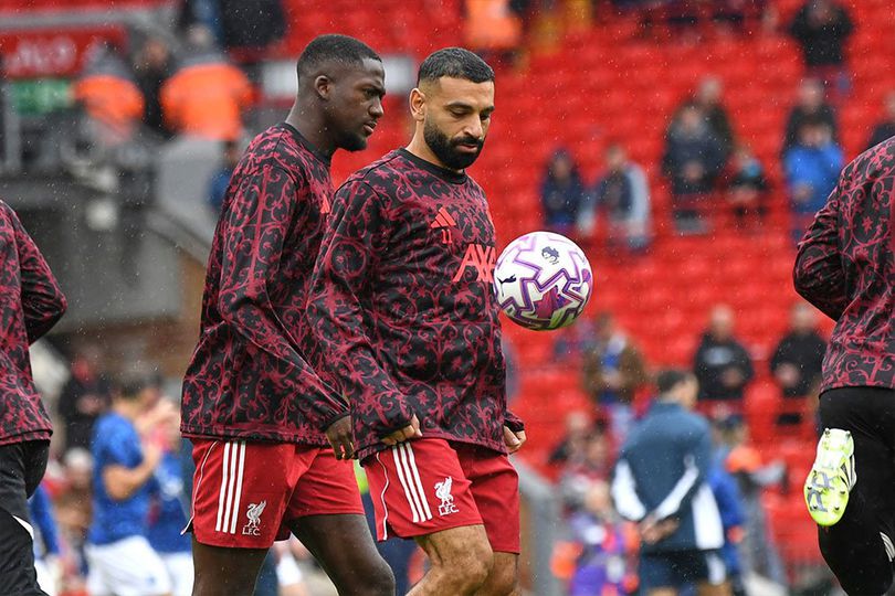 Bintang Liverpool, Mohamed Salah pemanasan jelang laga melawan Everton di Anfield, 20 September 2025. (c) AP Photo/Rui Vieira