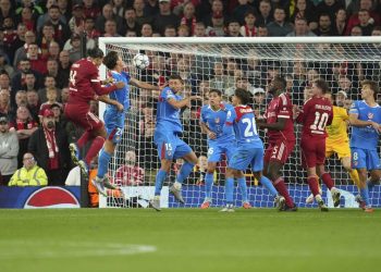 Momen saat Virgil van Dijk mencetak gol di laga Liverpool vs Atletico Madrid, Kamis (18/09/2025). (c) AP Photo/Jon Super