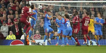 Momen saat Virgil van Dijk mencetak gol di laga Liverpool vs Atletico Madrid, Kamis (18/09/2025). (c) AP Photo/Jon Super